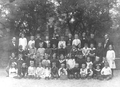 1002431 Groepsportret van leerlingen en onderwijzers van de School met den Bijbel te Vreeswijk. Met v.l.n.r. 1 meester ...